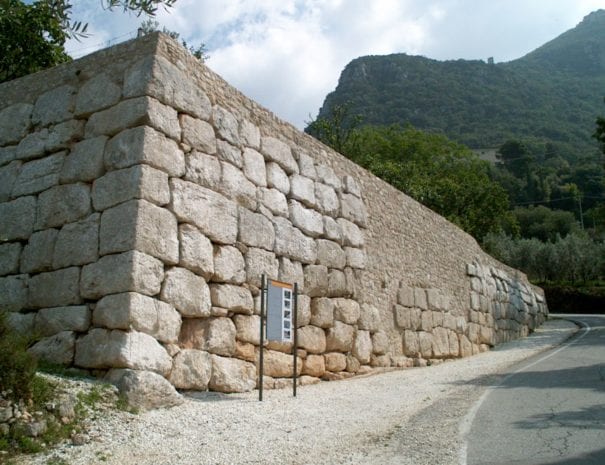 Mura poligonali ciclopiche a Cesi