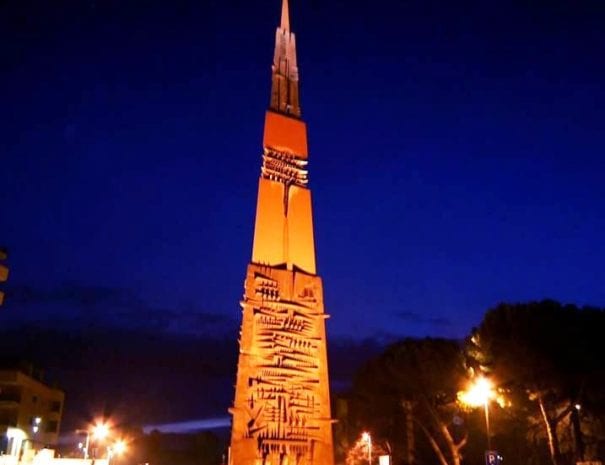 L'obelisco "Lancia di luce"