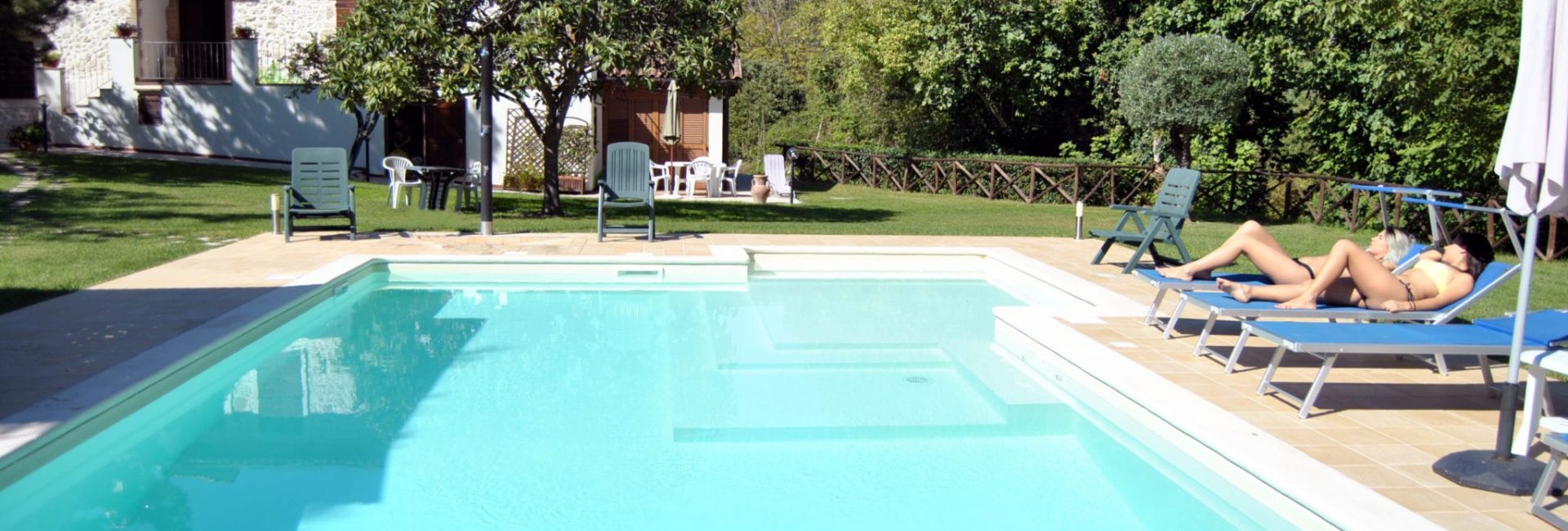 piscina ragazze 10
